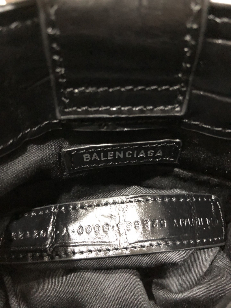 Ba1en*iaga shopping bags